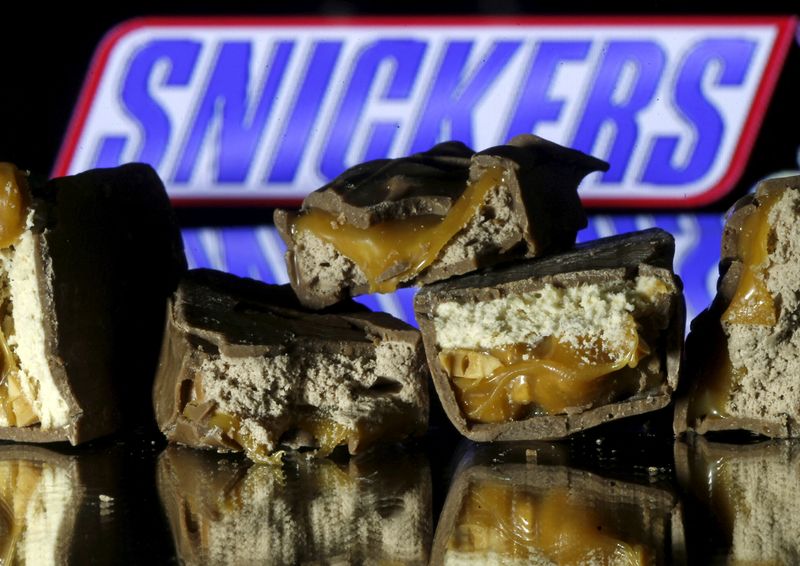 © Reuters. FILE PHOTO: Snickers bars are seen in this picture illustration taken February 23, 2016. REUTERS/Dado Ruvic/Illustration/File Photo