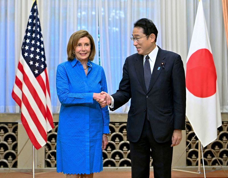 &copy; Reuters. Presidente da Câmara dos Deputados dos EUA, Nancy Pelosi, com o primeiro-ministro do Japão, Fumio Kishida, antes de encontro em Tóquio, Japão
05/08/2022 Foto divulgado por Kyodo. Crédito a Kyodo via REUTERS