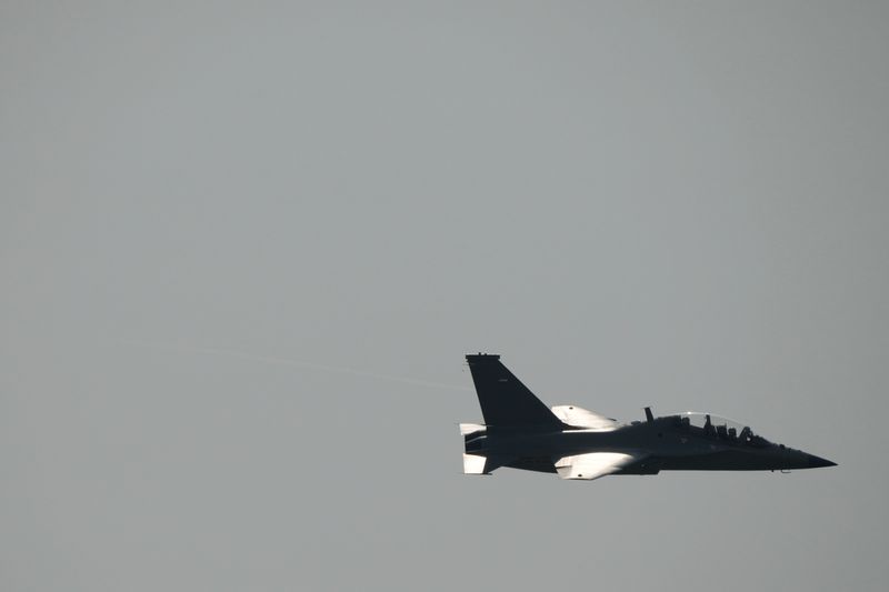 &copy; Reuters. Taïwan a fait décoller à nouveau vendredi des avions de chasse après que 49 appareils chinois ont pénétré dans sa zone de défense aérienne, a déclaré le ministère taïwanais de la Défense. /Photo d'archives/REUTERS/Aly Song
