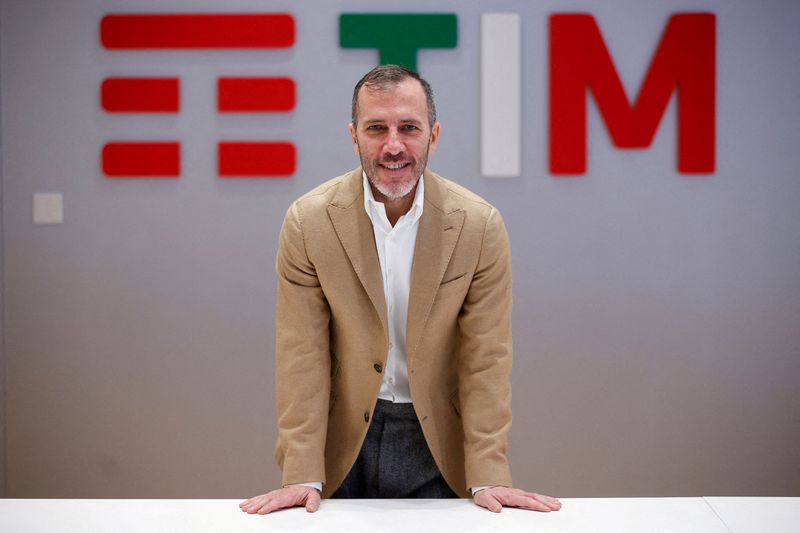 © Reuters. Telecom Italia (TIM) General Manager Pietro Labriola poses for a portrait at the company's headquarters in Rome, Italy, January 17, 2022. REUTERS/Guglielmo Mangiapane
