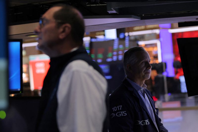 © Reuters. Traders work on the trading floor at the New York Stock Exchange (NYSE) in Manhattan, New York City, U.S., August 2, 2022. REUTERS/Andrew Kelly