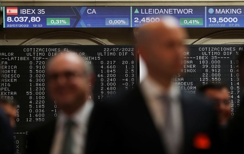 &copy; Reuters. FOTO DE ARCHIVO: Un grupo de personas se acerca a los paneles electrónicos que muestran el valor del IBEX 35 en la Bolsa de Madrid, España, 22 de julio de 2022. REUTERS/Isabel Infantes