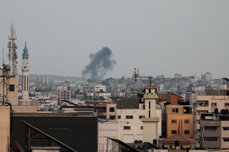 &copy; Reuters. الدخان يتصاعد في سماء غزة جراء ضربة إسرائيلية يوم الجمعة. تصوير: إبراهيم أبو مصطفى - رويترز. 