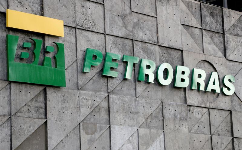 © Reuters. FOTO DE ARCHIVO: Un logo de la estatal Petrobras en las centrales en Río de Janeiro, Brasil, 16 de octubre del 2019. REUTERS/Sergio Moraes