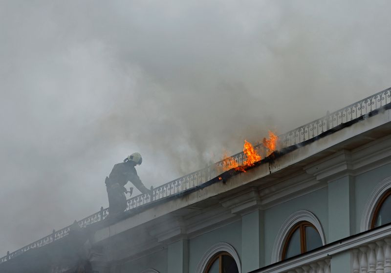 &copy; Reuters. Foto del viernes de un bombero combatiendo un incendio en el techo de una estación de tren en Donetsk tras un ataque
Ago 5, 2022. REUTERS/Alexander Ermochenko
