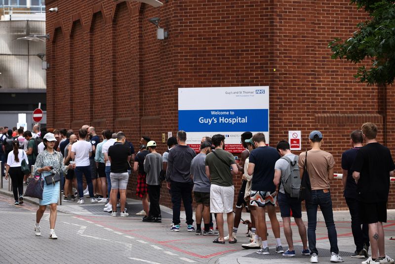 &copy; Reuters. People queue up to receive monkeypox vaccinations during a pop-up clinic at Guy's Hospital in central London, Britain, July 30, 2022. REUTERS/Henry Nicholls