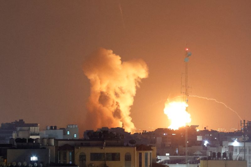 &copy; Reuters. Smoke and flame are seen during Israeli air strikes in Gaza City August 5, 2022. REUTERS/Ibraheem Abu Mustafa