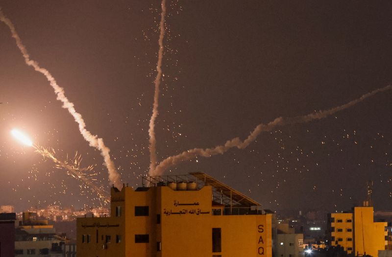 &copy; Reuters. صواريخ أطلقها مسلحون فلسطينيون على إسرائيل في غزة يوم الجمعة. تصوير: إبراهيم أبو مصطفى - رويترز. 