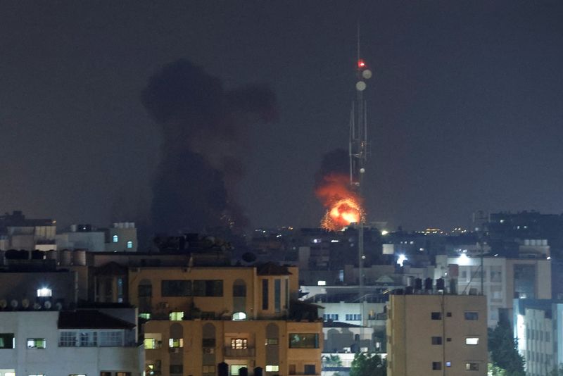 &copy; Reuters. Le Djihad islamique, l'un des principaux groupes armés palestiniens, a déclaré vendredi avoir tiré plus de 100 roquettes contre Israël, en représailles aux frappes meurtrières menées par les forces israéliennes sur la bande de Gaza (photo). /Phot