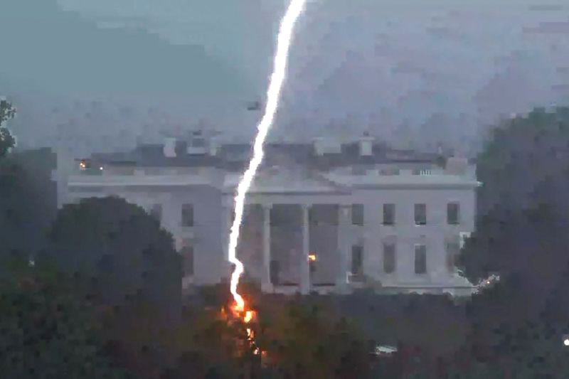 &copy; Reuters. صاعقة تضرب شجرة بالقرب من البيت الأبيض بواشنطن يوم الخميس. صورة من تلفزيون رويترز. 