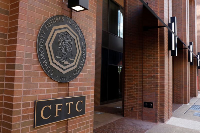 © Reuters. FILE PHOTO: Signage is seen outside of the US Commodity Futures Trading Commission (CFTC) in Washington, D.C., U.S., August 30, 2020. REUTERS/Andrew Kelly