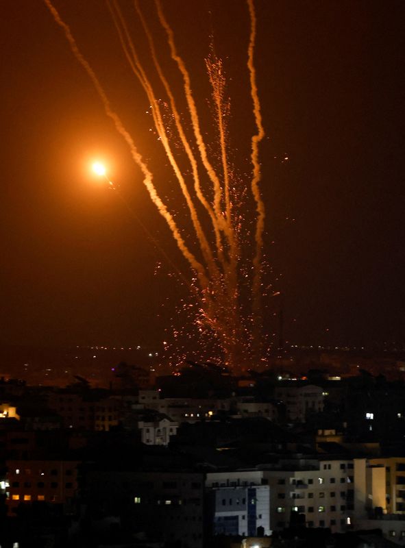© Reuters. صواريخ أطلقها مسلحون فلسطينيون في غزة على إسرائيل يوم الجمعة. تصوير: محمد سالم - رويترز. 