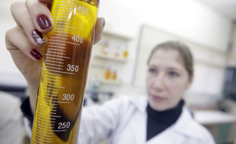 © Reuters. Engenheira química com tubo de ensaio de biocombustível em unidade da Oleoplan, em Passo Fundo (RS)
05/08/2022
REUTERS/Bruno Domingos  (BRAZIL - Tags: BUSINESS ENERGY SCI TECH AGRICULTURE)