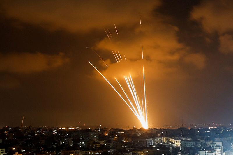 Militantes palestinos atiram foguetes contra Israel após ataques aéreos matarem 10 em Gaza