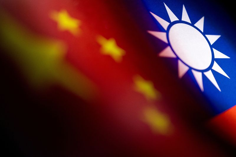 &copy; Reuters. 　８月６日、台湾の国防部は、中国軍の航空機と艦船が台湾本島を攻撃する模擬演習を同日午前に行ったと発表した。写真は中国と台湾の旗。４月２８日撮影（２０２２年　ロイター/Dado Ruv