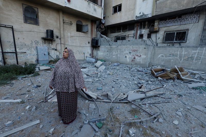 &copy; Reuters. A woman looks on as she stands next to a damaged building where senior commander of Islamic Jihad militant group Tayseer al-Jaabari was killed in Israeli strikes, in Gaza City August 6, 2022. REUTERS/Mohammed Salem