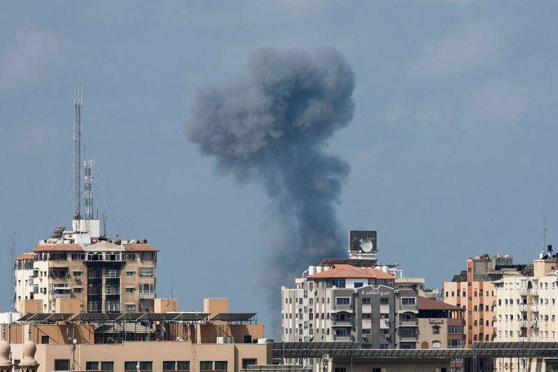 Hava saldırıları, roket saldırıları İsrail ve Gazze'yi savaşın ikinci gününe itiyor