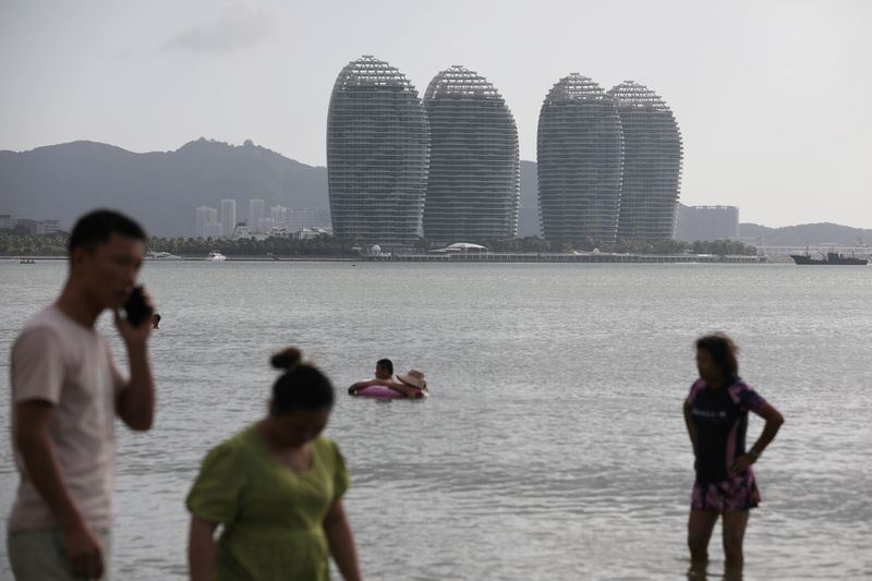 &copy; Reuters. La cité balnéaire de Sanya, située sur l'île de Hainan dans le sud de la Chine, a décrété samedi un confinement et a drastiquement réduit les transports publics après avoir enregistré une hausse des cas d'infections au COVID-19 en pleine saison 