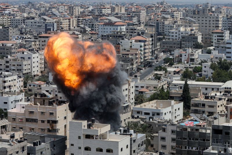 © Reuters. flame and smoke rise during an Israeli air strike, amid Israel-Gaza fighting, in Gaza City August 6, 2022. REUTERS/Mohammed Salem