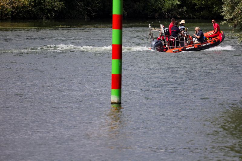 &copy; Reuters. FILE PHOTO: Rescue divers from the firefighter department patrol on Seine river in search for lost Beluga whale, in Les Andelys, France, August 5, 2022. REUTERS/Pascal Rossignol