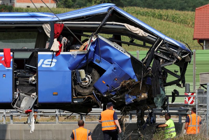 © Reuters. Rescuers work as a crane removes the bus with Polish licence plates that slipped off a road, from the scene near Varazdin, northwestern Croatia, August 6, 2022. REUTERS/Antonio Bronic