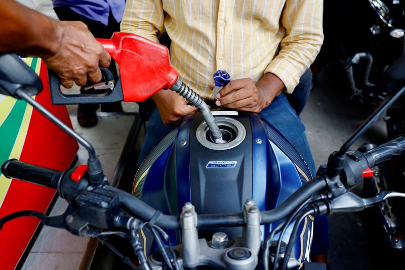 © Reuters. People refuel their motorcycles at a gasoline station after fuel price surge up to fifty percent in Dhaka, Bangladesh, August 6, 2022. REUTERS/Mohammad Ponir Hossain
