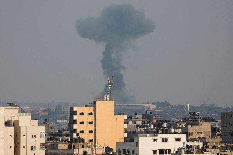 &copy; Reuters. De la fumée s'élève pendant une frappe aérienne israélienne dans la ville de Gaza. La France a exprimé samedi sa préoccupation face à l'escalade des tensions entre Israël et les Palestiniens à Gaza. /Photo prise le 6 août 2022/REUTERS/Ibraheem 