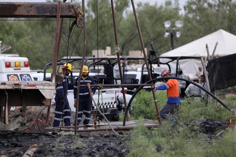 'Time against us' in bid to rescue 10 Mexican miners after 3 days underground