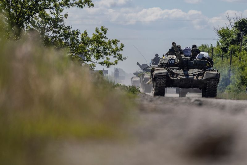 &copy; Reuters. دبابات تابعة للجيش الأوكراني بالقرب من بلدة بوكروفسك في منطقة دونيتسك خلال الغزو الروسي لأوكرانيا يوم 25 مايو أيار 2022. تصوير: كارلوس باريا - ر