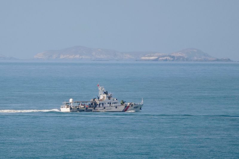 &copy; Reuters. 　中国と台湾の海軍艦艇約１０隻が８月７日午前、台湾海峡の中間線付近にとどまっていると、状況説明を受けた関係者がロイターに明らかにした。写真は中国沿岸警備隊の船。福建省平潭