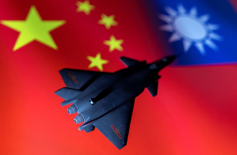 &copy; Reuters. نموذج طائرة مقاتلة صينية أمام العلمين الصيني والتايواني في صورة توضيحية يوم 28 أبريل نيسان 2022. تصوير: دادو روفيتش - رويترز