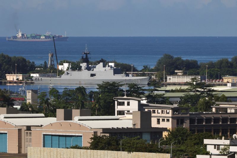 &copy; Reuters. 　８月７日、台湾国防部（国防省）は、中国による台湾周辺での軍事演習に「適切に」対応するため、航空機と艦船を派遣したと発表した。高雄市の海軍基地で５日撮影（２０２２年　ロイ