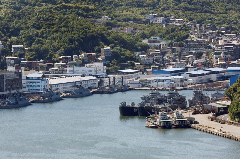 © Reuters. Taiwan Navy ships are seen at the port in Keelung, Taiwan August 6, 2022. REUTERS/Jameson Wu