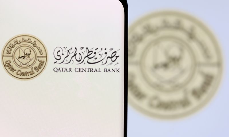 © Reuters. شعار مصرف قطر المركزي على هاتف محمول  في صورة توضيحية من أرشيف رويترز.