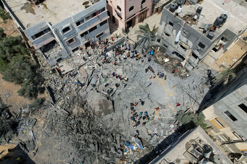 &copy; Reuters. FILE PHOTO: Palestinians inspect a house hit in an Israeli air strike, amid Israel-Gaza fighting, in Gaza cityAugust 6, 2022. REUTERS/Mohammed Salem      
