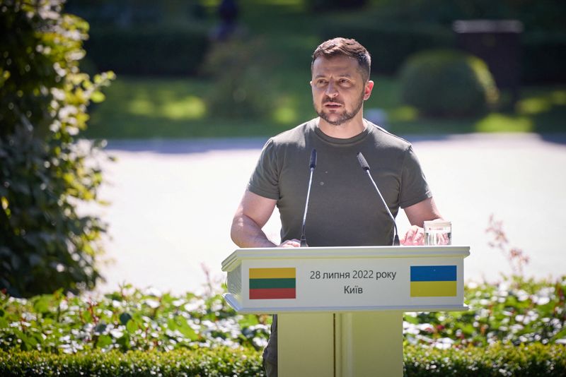 &copy; Reuters. Le président ukrainien Volodimir Zelensky a appelé dimanche la communauté internationale à réagir plus fermement à ce qu'il qualifie de "terreur nucléaire" russe après le bombardement de la centrale nucléaire de Zaporijjia, dans le sud-est de l'U