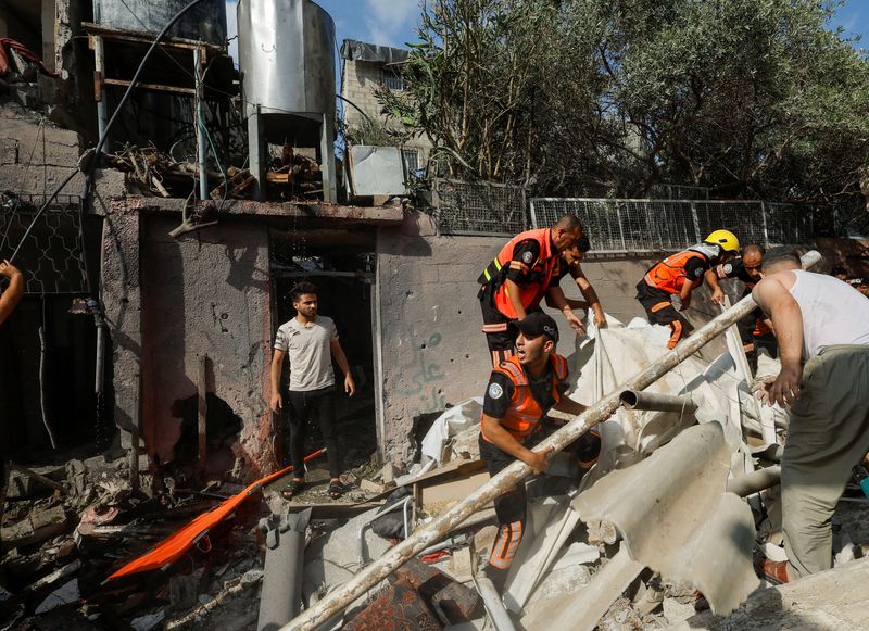 &copy; Reuters. Rescatistas palestinos buscan víctimas en el sitio de un ataque aéreo israelí contra una casa, en medio de los combates entre Israel y Gaza, en el norte de la Franja de Gaza, el 7 de agosto de 2022. REUTERS/Mohammed Salem