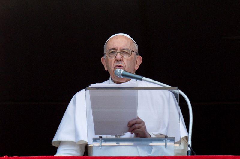 &copy; Reuters. El Papa Francisco lee la oración del Ángelus, en El Vaticano. Agosto 7, 2022. Prensa del Vatican Media/­Distribuida via REUTERS   