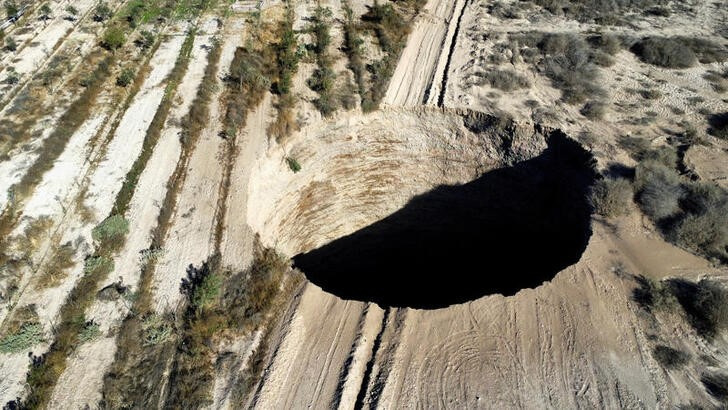 &copy; Reuters. IMAGEN DE ARCHIVO. Un enorme socavón se ve en una zona minera cerca de la ciudad de Tierra Amarilla, en Copiapó, Chile, 1 de agosto de 2022. REUTERS/Johan Godoy
