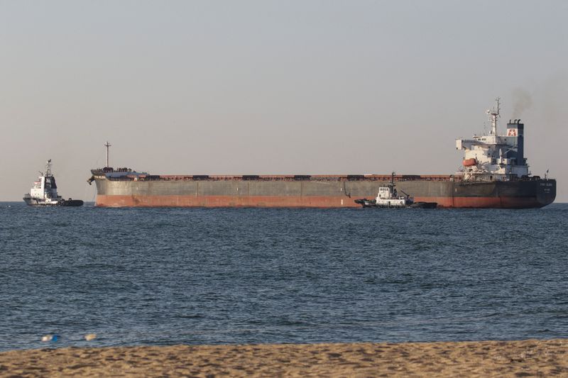 &copy; Reuters. El granelero con bandera de las Islas Marshall Star Helena abandona el puerto marítimo de Chornomorsk después de reiniciar la exportación de granos, en medio del ataque de Rusia a Ucrania, Ucrania, el 7 de agosto de 2022. REUTERS/Serhii Smolientsev