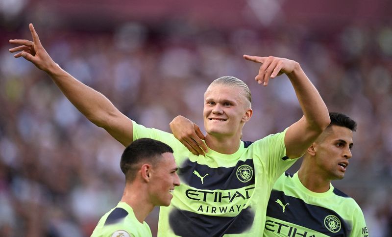&copy; Reuters. Soccer Football - Premier League - West Ham United v Manchester City - London Stadium, London, Britain - August 7, 2022 Manchester City's Erling Braut Haaland celebrates scoring their second goal with Phil Foden and Joao Cancelo REUTERS/Tony Obrien 