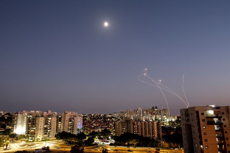 © Reuters. Rayos de luz se ven cuando el sistema antimisiles Cúpula de Hierro de Israel intercepta cohetes lanzados desde la Franja de Gaza hacia Israel, visto desde Ashkelon, Israel, el 7 de agosto de 2022. REUTERS/Amir Cohen