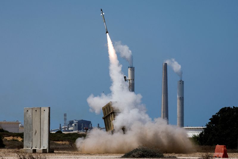© Reuters. نظام القبة الحديدية الإسرائيلي للدفاع الصاروخي يعترض صاروخا انطلق من قطاع غزة يوم الأحد. تصوير امير كوهين - رويترز.