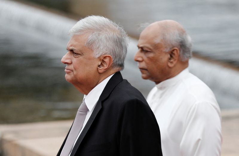 &copy; Reuters. 　スリランカのウィクラマシンハ大統領（左）は８月５日、国内債とソブリン債の再編を検討していると述べた。右はグナワルダナ首相。３日、コロンボで撮影（２０２２年　ロイター/Dinuk