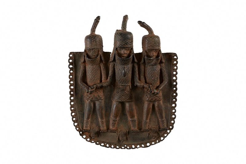 © Reuters. A square bronze pendant or ornament, one of the objects that London's Horniman Museum says was looted from Benin City by British soldiers in 1897 and will be returned to Nigeria's government, is pictured in this undated handout image.  Horniman Museum and Gardens/Handout via REUTERS  