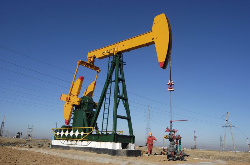 &copy; Reuters. FILE PHOTO - A oil field worker works at a pump jack in PetroChina's Daqing oil field in China's northeastern Heilongjiang province November 5, 2007. REUTERS/Stringer (CHINA) 