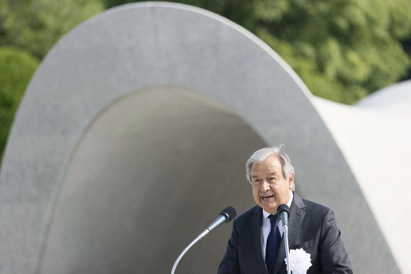 &copy; Reuters. FOTO DE ARCHIVO: El secretario general de la ONU, António Guterres, pronuncia un discurso durante una ceremonia para conmemorar el 77 aniversario del primer bombardeo atómico del mundo, en el Parque Memorial de la Paz en Hiroshima, oeste de Japón, el 6