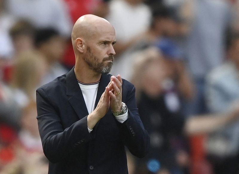 &copy; Reuters. Soccer Football - Premier League - Manchester United v Brighton & Hove Albion - Old Trafford, Manchester, Britain - August 7, 2022  Manchester United manager Erik ten Hag applauds the fans before the match REUTERS/Toby Melville 