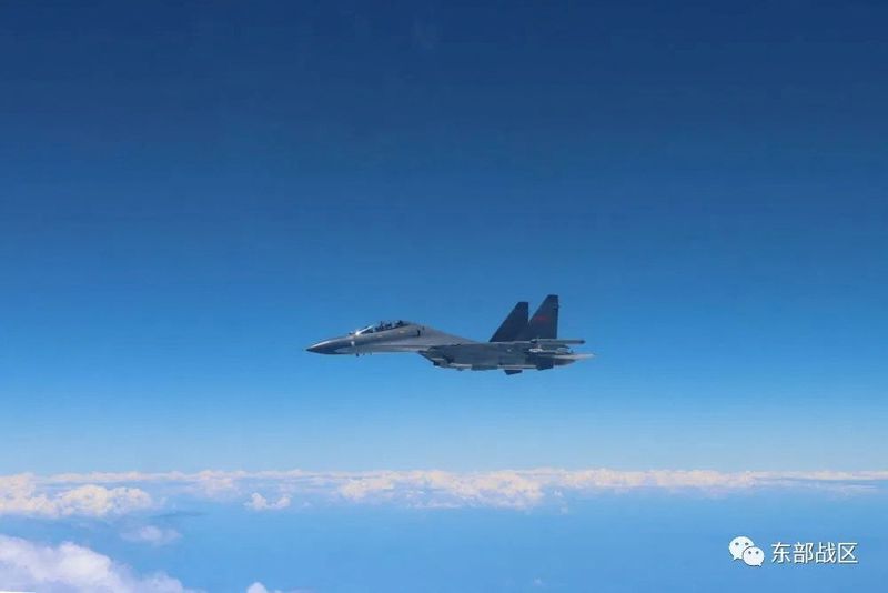 &copy; Reuters. طائرة عسكرية صينية تشارك في التدريبات العسكرية الجارية في المياه حول تايوان في صورة التقطت في الرابع من أغسطس آب ونُشرت في الخامس من نفس الش