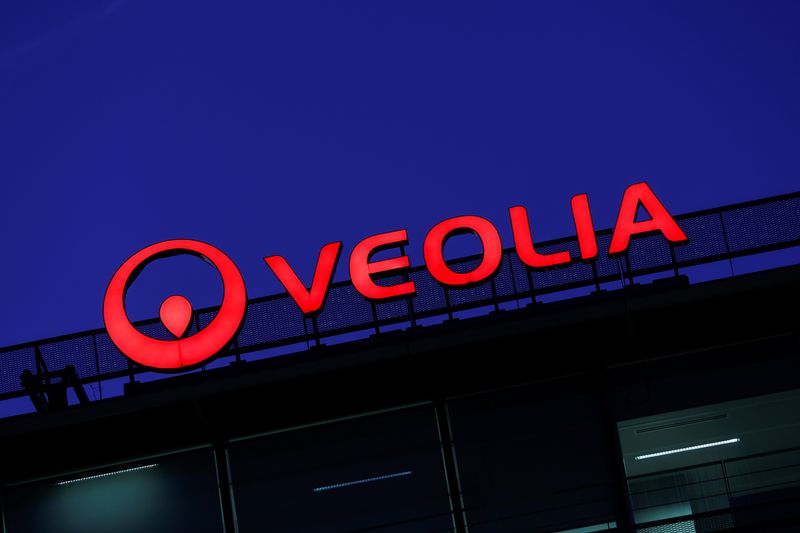 &copy; Reuters. A logo on the windows of the Veolia Environnement headquarters in Paris, France, February 9, 2022. REUTERS/Benoit Tessier